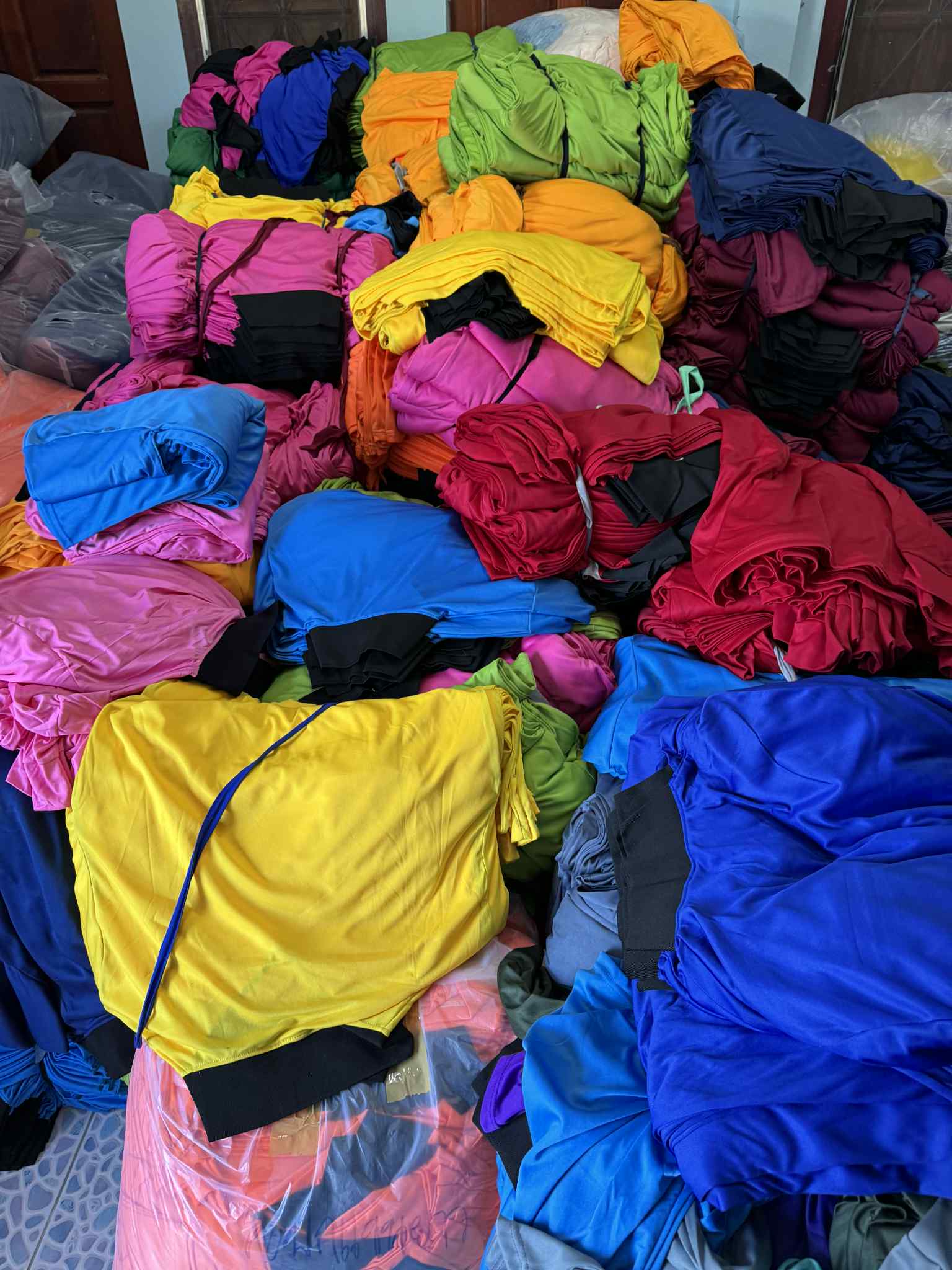 เสื้อโปโลสีดำ